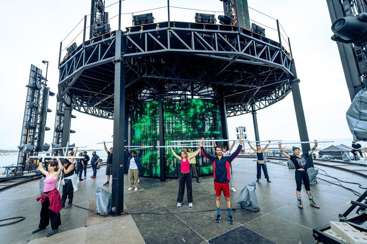 Danseurs répétant dans le spectacle 'Barcelona, ​​​​Far al Món', qui ouvrira ce jeudi la Coupe de l'America de voile.