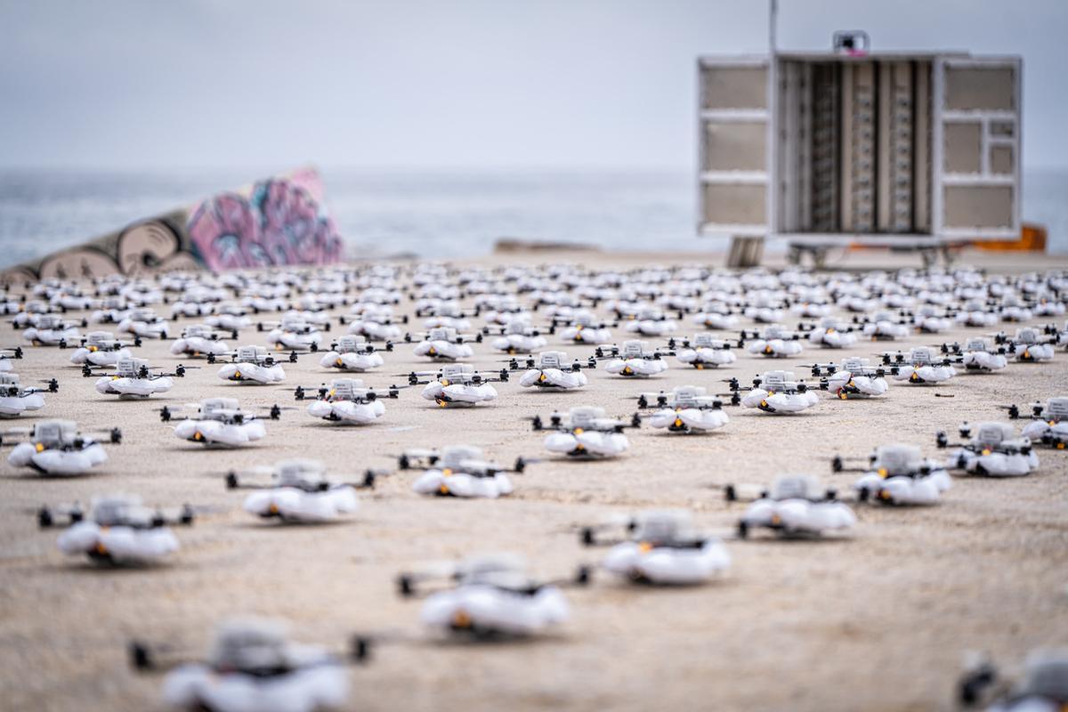 Des drones attendent de prendre leur envol lors d'une répétition du spectacle inaugural de la Coupe de l'America de voile, « Barcelone, ​​far al món ».