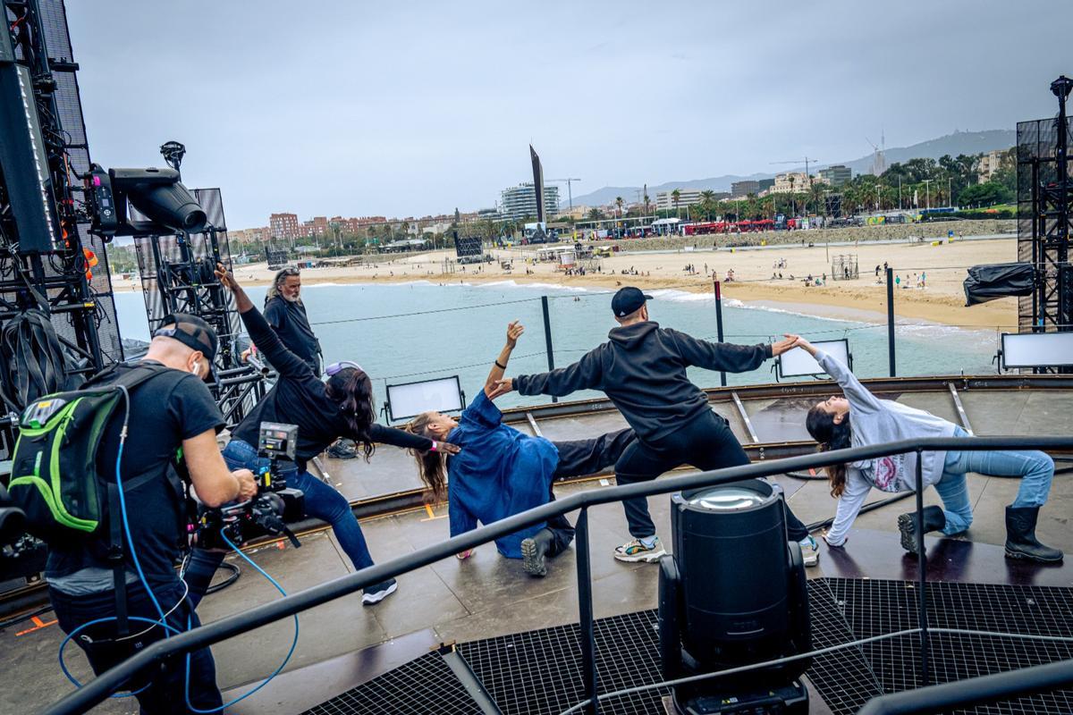 Répétition des danseurs au sommet de la structure « El Far al Món ».