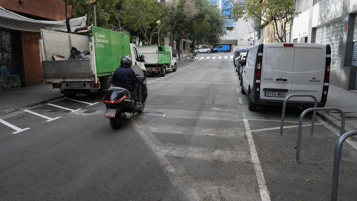 El tramo de la calle Bòbila, en Barcelona, que se ha reabierto al tráfico tras eliminarse la zona pacificada.
