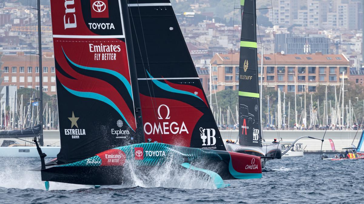 El 'Taihoro' kiwi, en primer plano, lucha contra el 'Britannia' el segundo día de la final de la Copa América de vela.