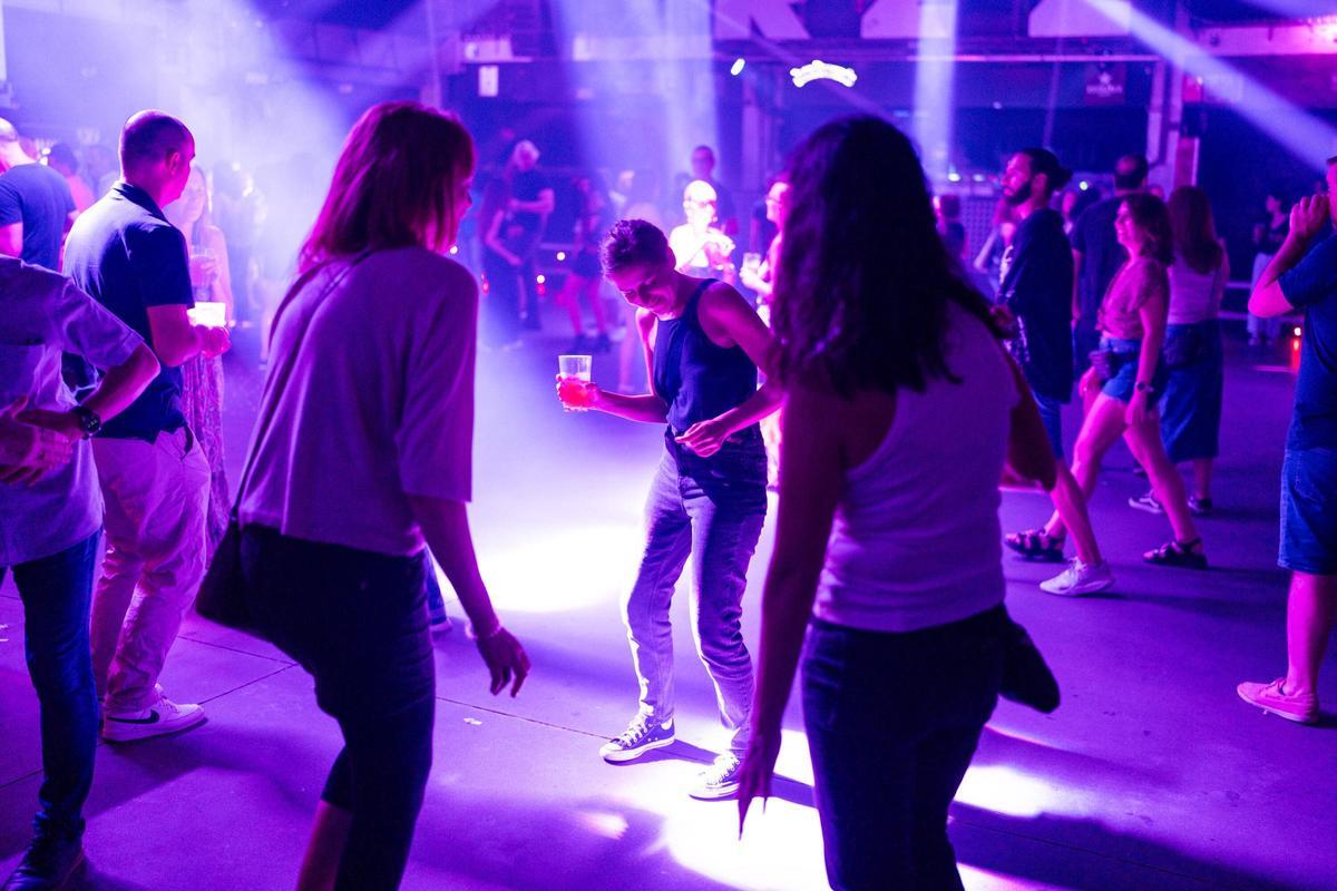 Femmes et hommes de 40 ans faisant la fête à Barcelone