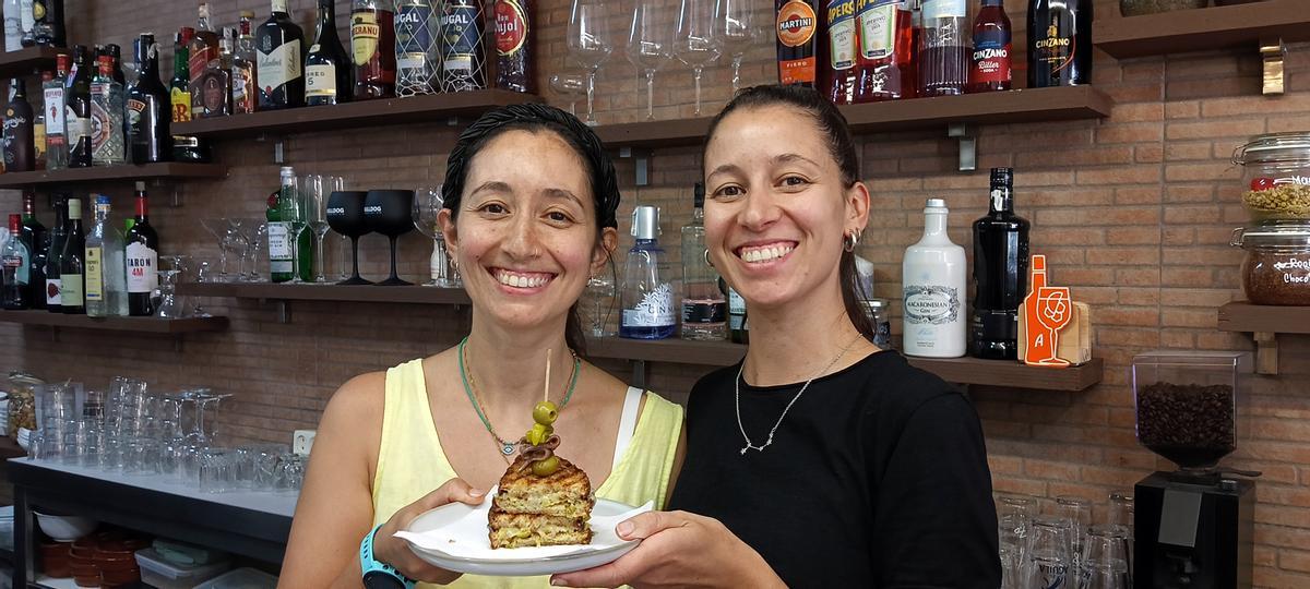 Noelia et Lorena Riorda, avec le sandwich Gilda du Bar Barrigó.