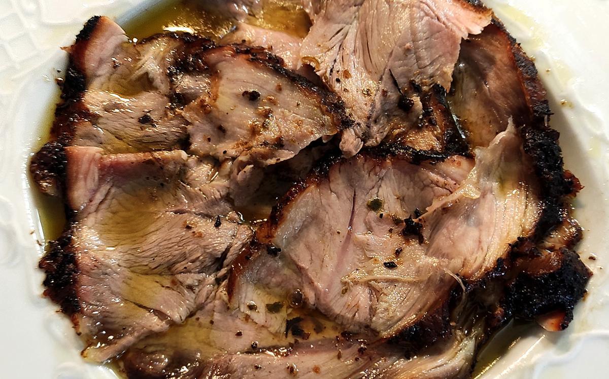 Le lacón de A Garrotxa est très juteux et est servi abondamment en sauce.