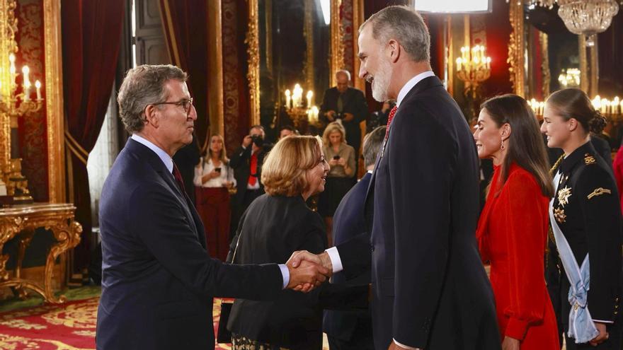Los reyes de España, Felipe VI y Letizia, y la princesa de Asturias, Leonor de Borbón, saludan al presidente del Partido Popular Alberto Nuñez Feijóo, en la Fiesta Nacional.