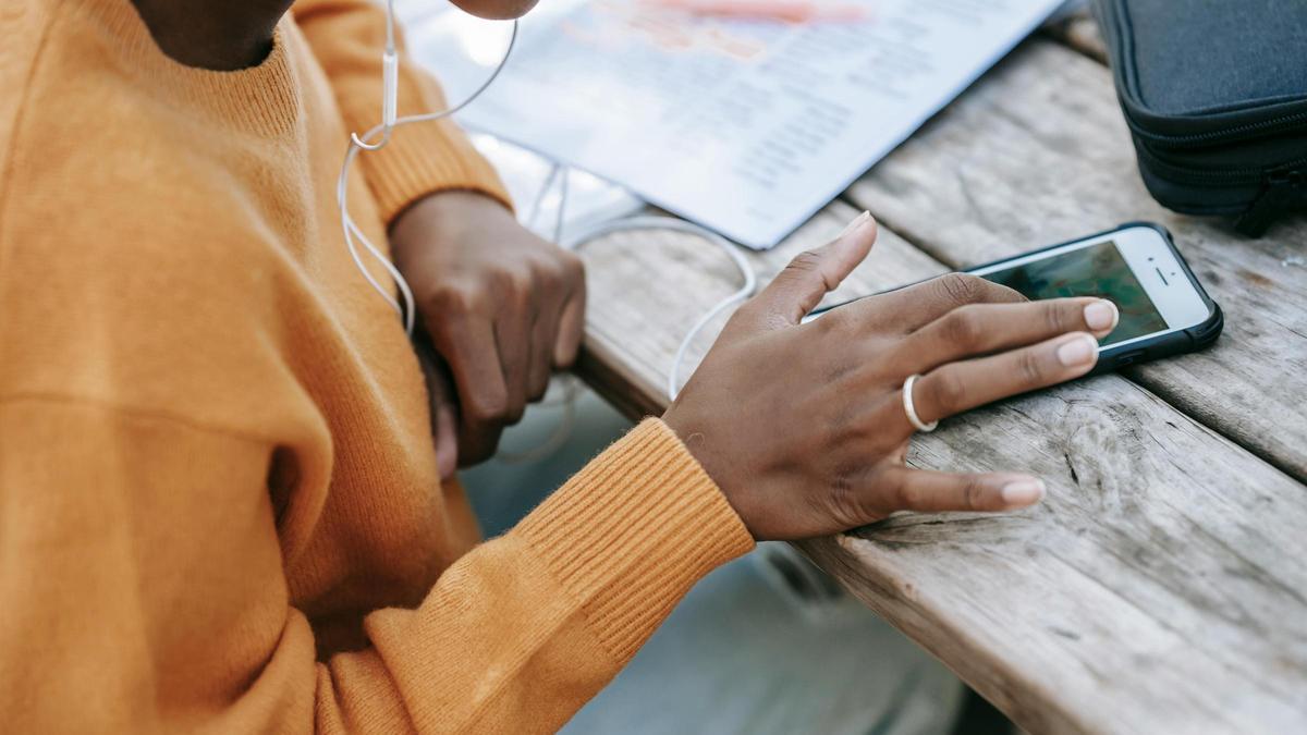 Persona mirando el móvil.