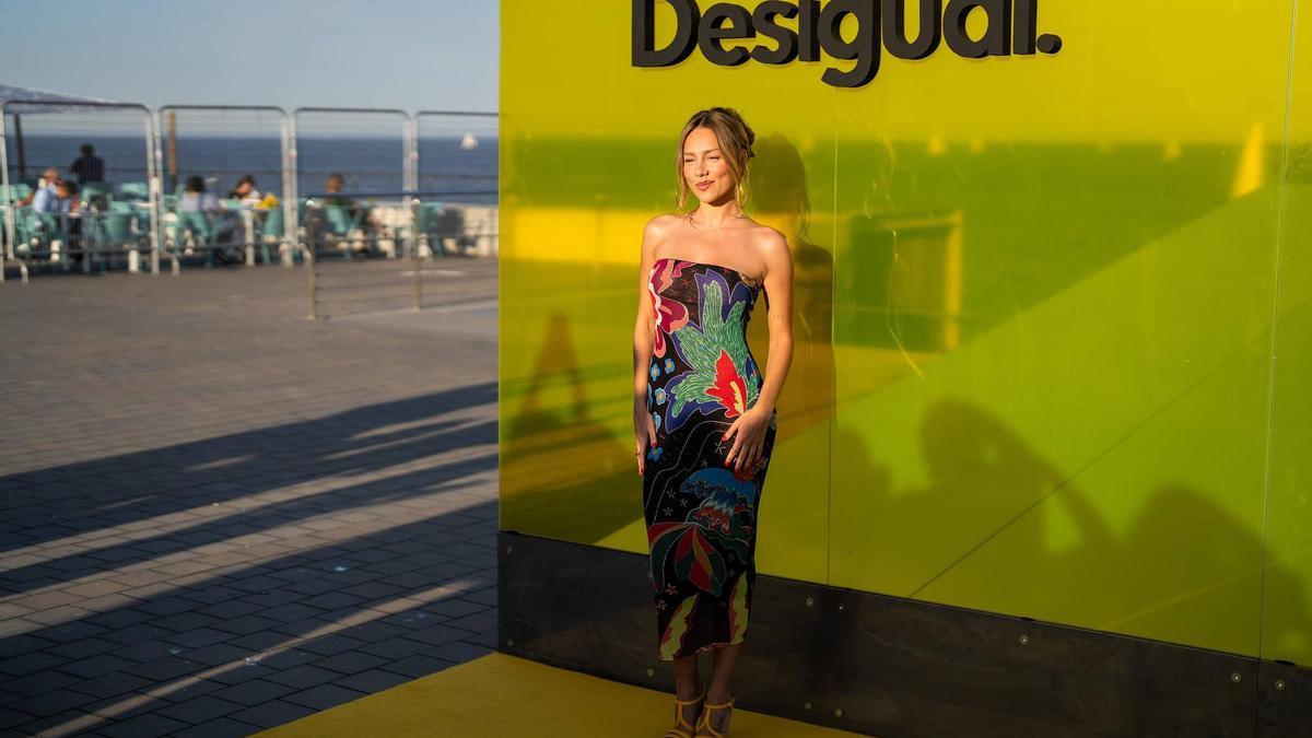 Ester Espósito posa en el photocall de Desigual para la celebración de los 40 años de la marca.