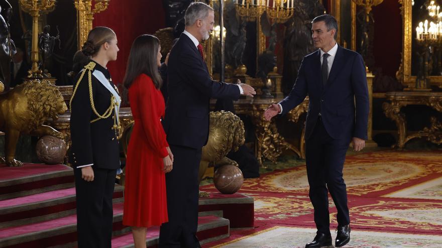 Pedro Sánchez saluda a los Reyes y la princesa Leonor, este sábado, en la recepción oficial en el Palacio Real, en Madrid.
