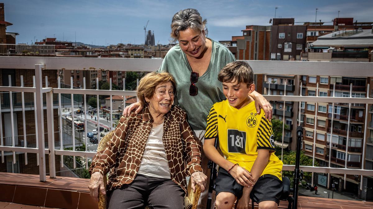 Una madre, Anabel Sorroche, con su hijo de 12 años y su madre de 87 a la que cuida también