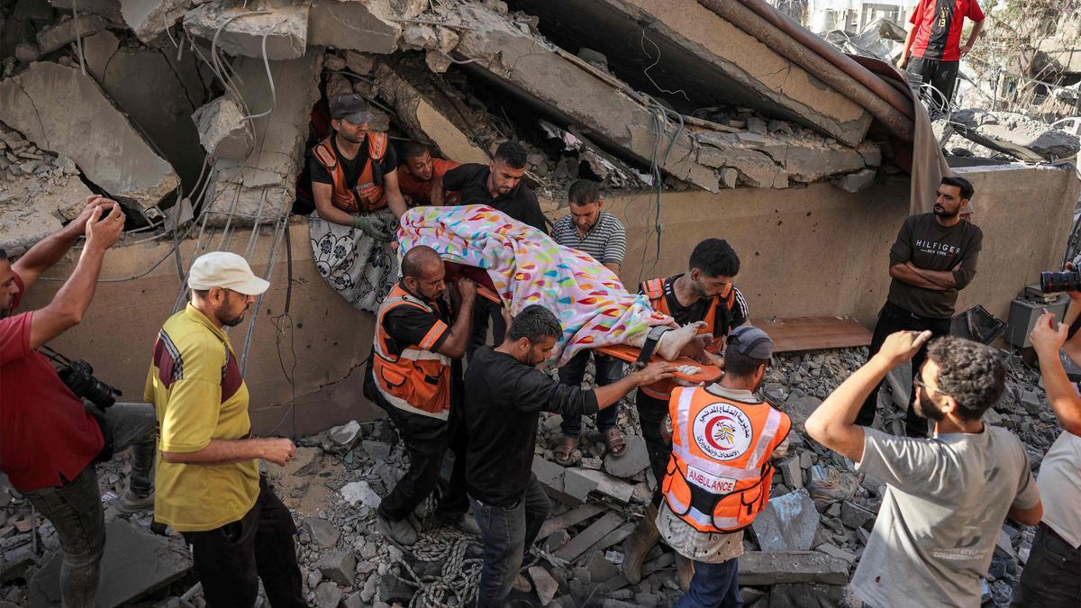 Rescate de víctimas tras un bombardeo israelí en Jan Yunis, en la Franja de Gaza.