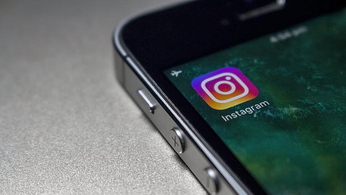 Móvil con la aplicación de Instagram.