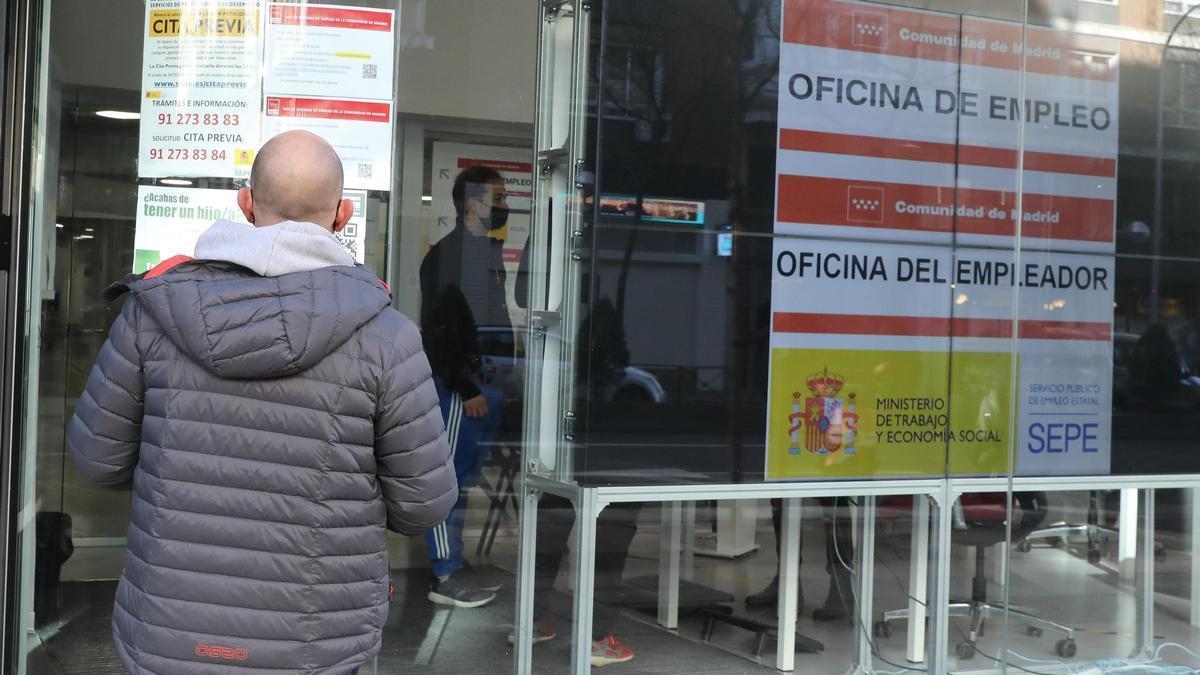 Un hombre observa la cristalera de una Oficina de Empleo en Madrid