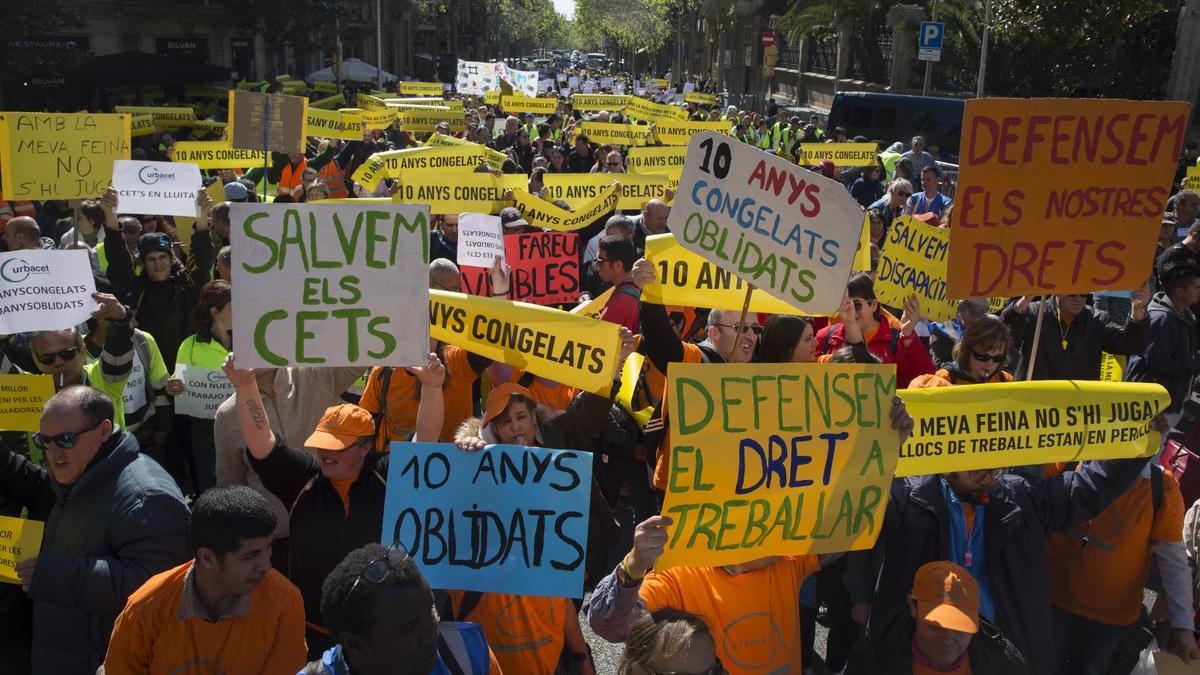 Manifestación de la patronal Dincat, que representa parte de los Centros especiales de Trabajo, para exigir al Gobierno y al Govern más recursos per poder pagar la subida del salario mínimo.