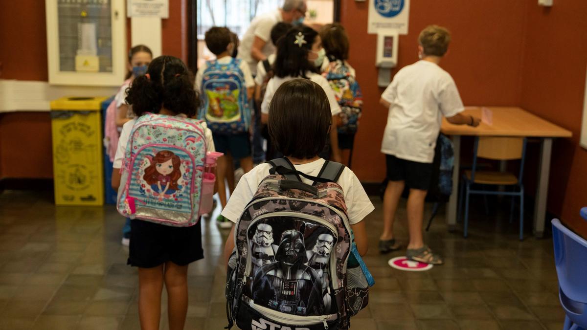 Varios alumnos a la entrada de un aula.