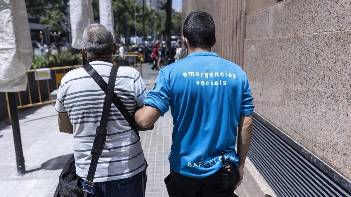Un técnico de emergencias sociales de Barcelona acompañando a un usuario.