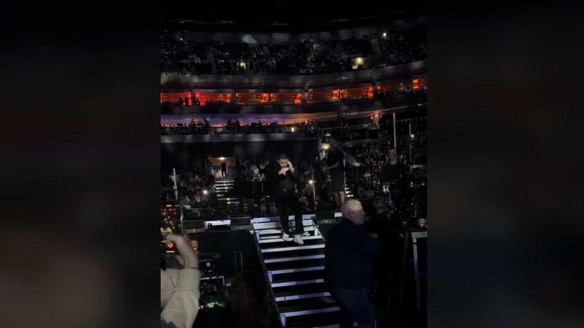 Nick Jonas interrumpe un concierto en Praga tras ser apuntado con un láser en la cabeza