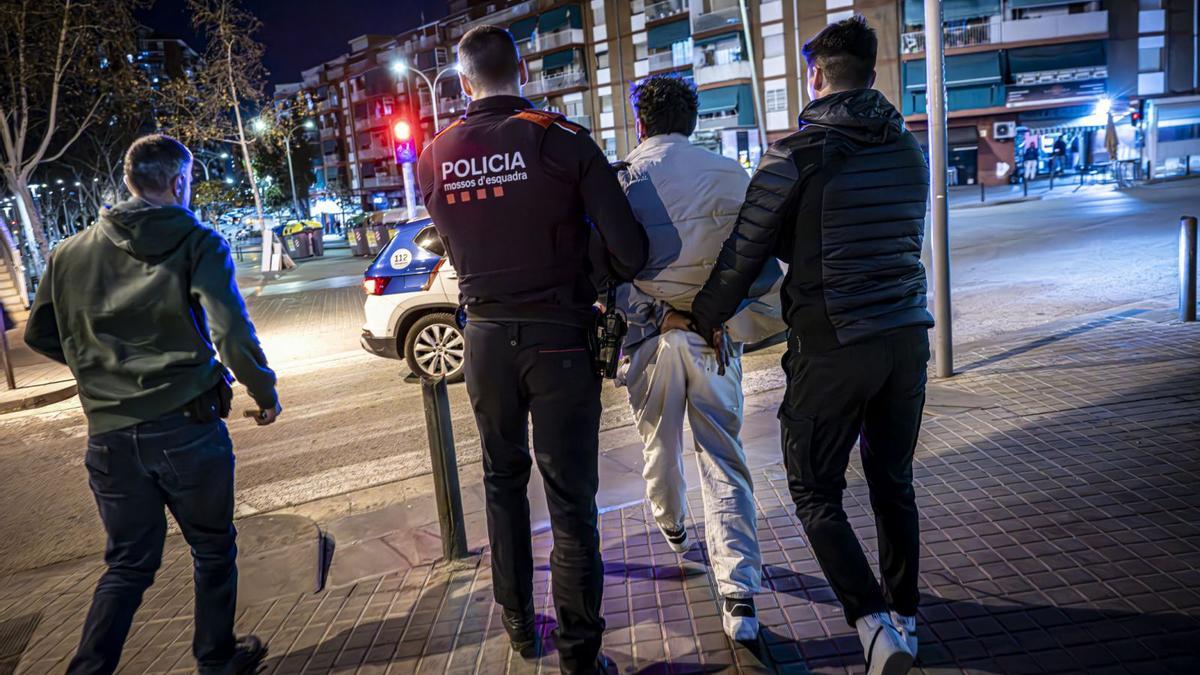 Mossos durante una detención de un reincidente hace unos meses