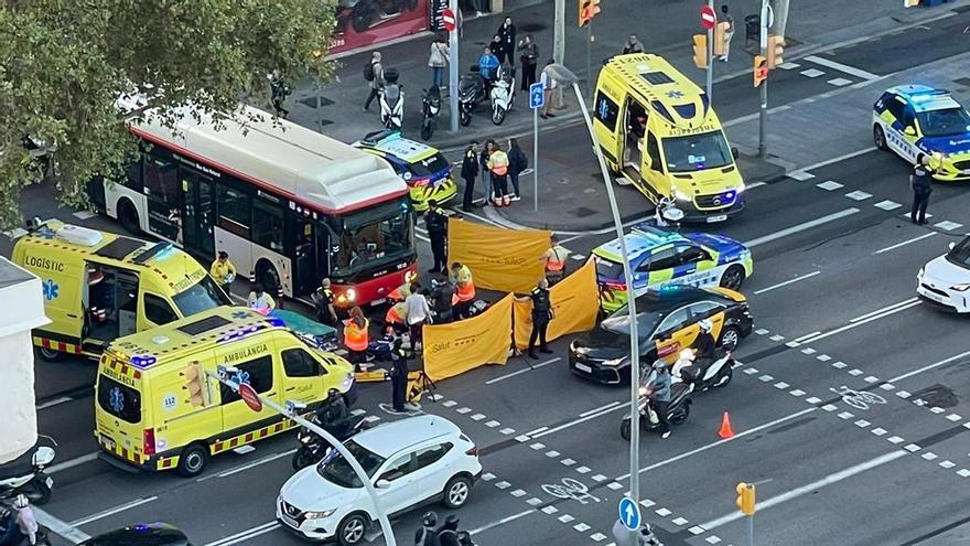Accidente entre un patinete y un autobús a la altura del numero 188 de la Gran Via de els Corts Catalanes, en Barcelona