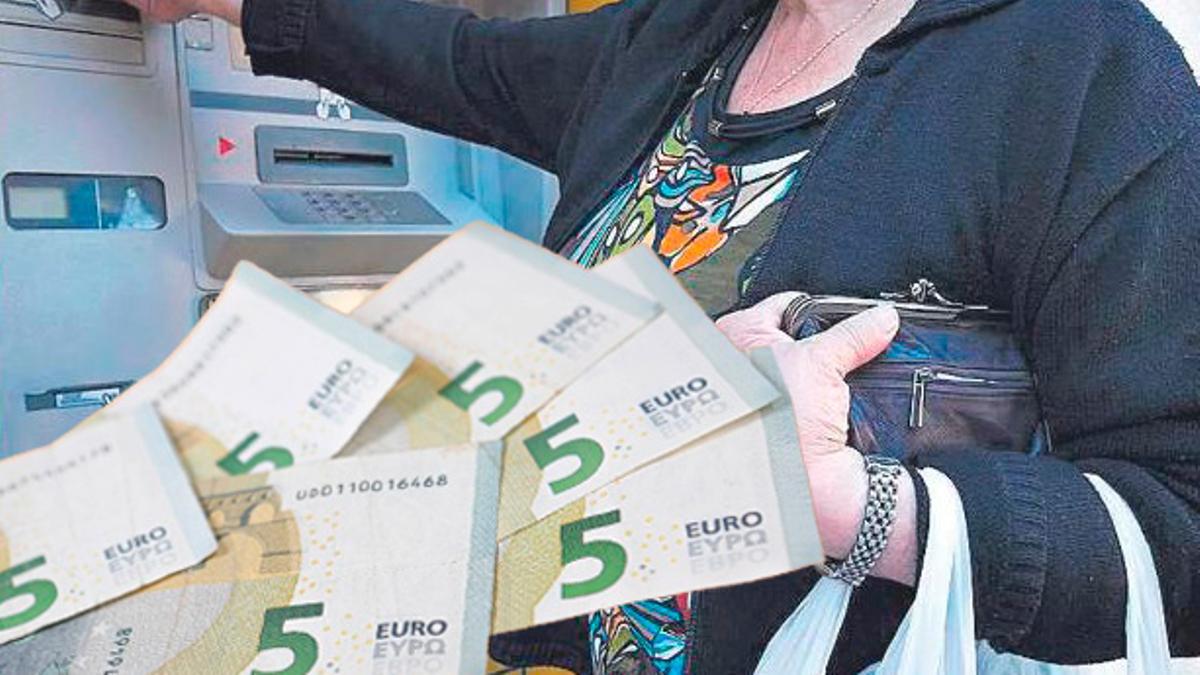 Una mujer sacando dinero de un cajero automático y un fajo de billetes de 5 euros