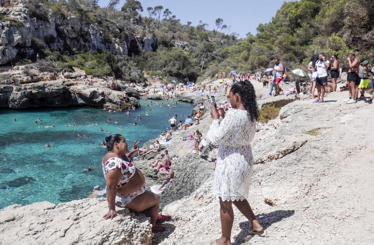 Crique bondée sur l'île de Majorque