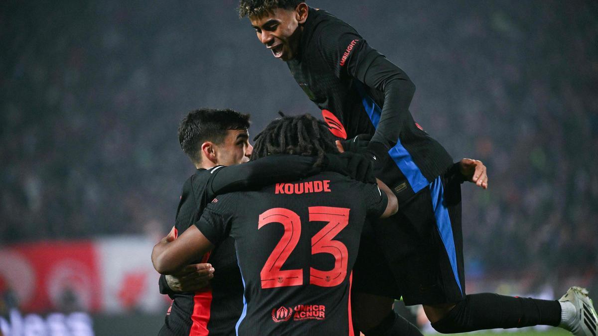 Koundé celebra junto a Pedri y Lamine Yamal uno de los goles del Barça en Belgrado.