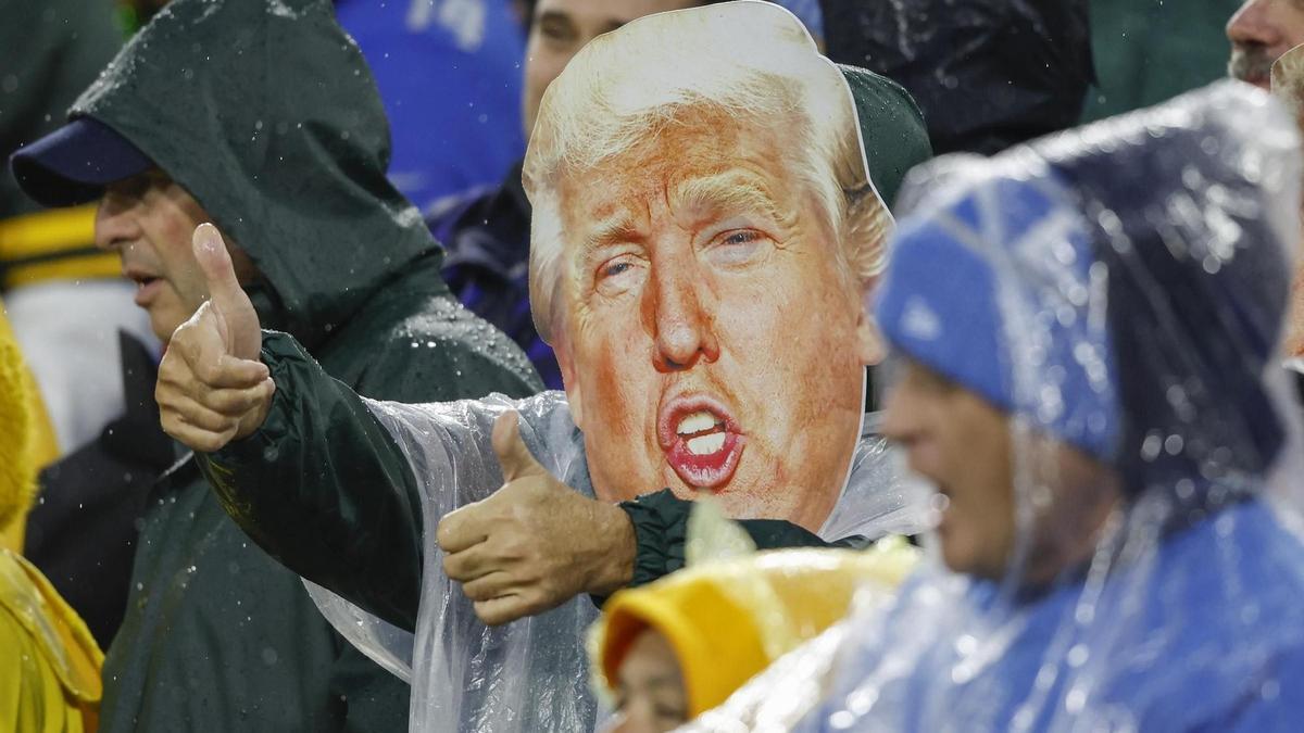 Un aficionado de los Green Bay Packers de la NFL, con una careta de Trump