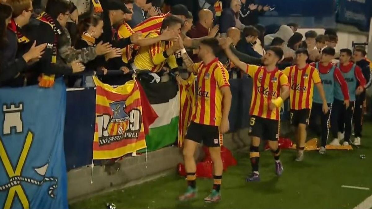 Les joueurs de Sant Andreu disent au revoir aux supporters.