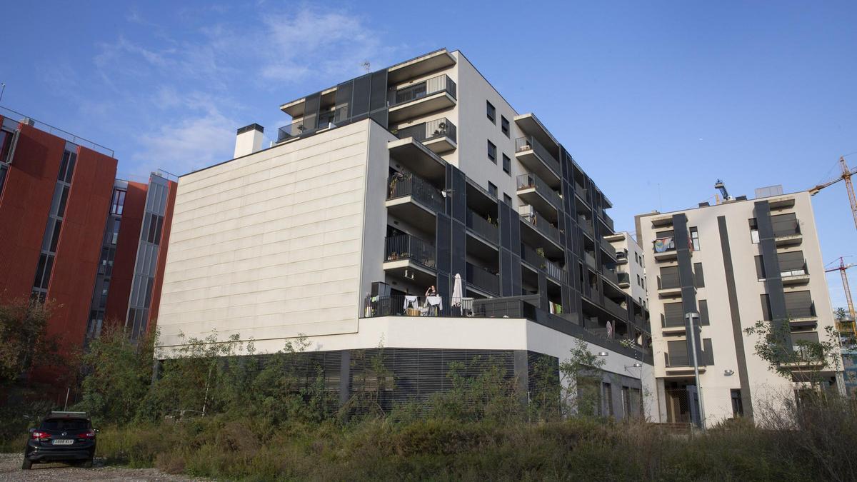 Bloque de pisos de protección oficial de la Marina del Prat Vermell con problemas con el agua caliente y calefacción