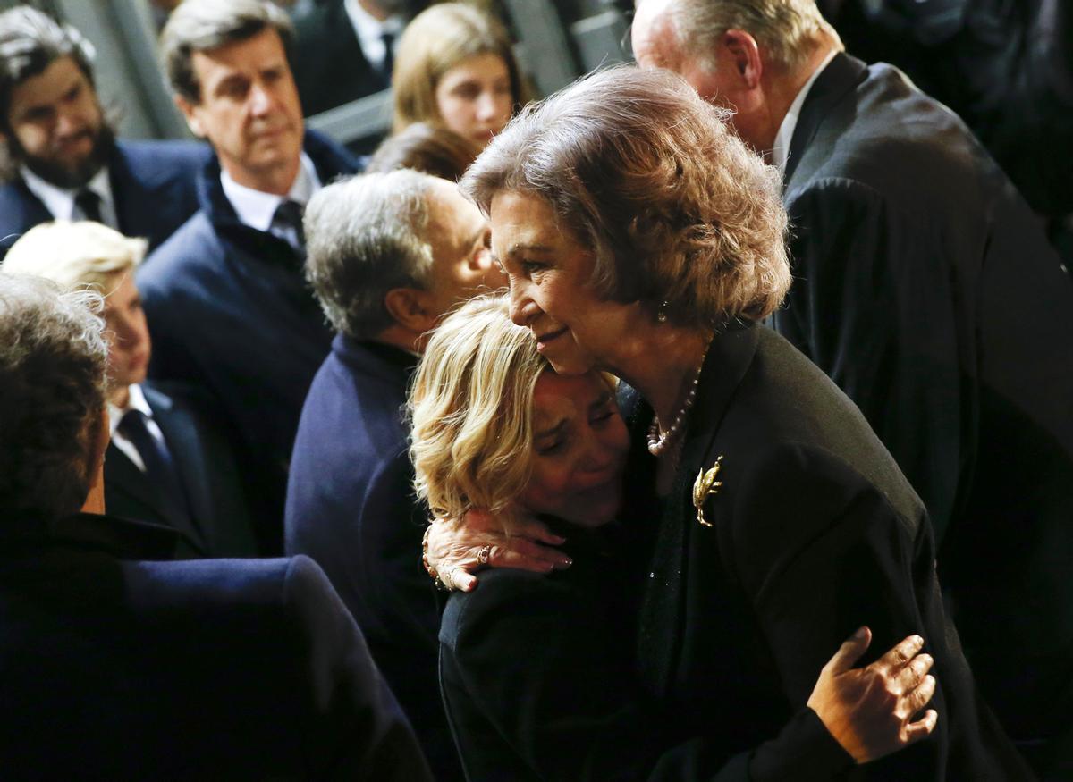 La reine Sofía avec Eugenia Martínez de Irujo aux funérailles de sa mère, Cayetana de Alba.