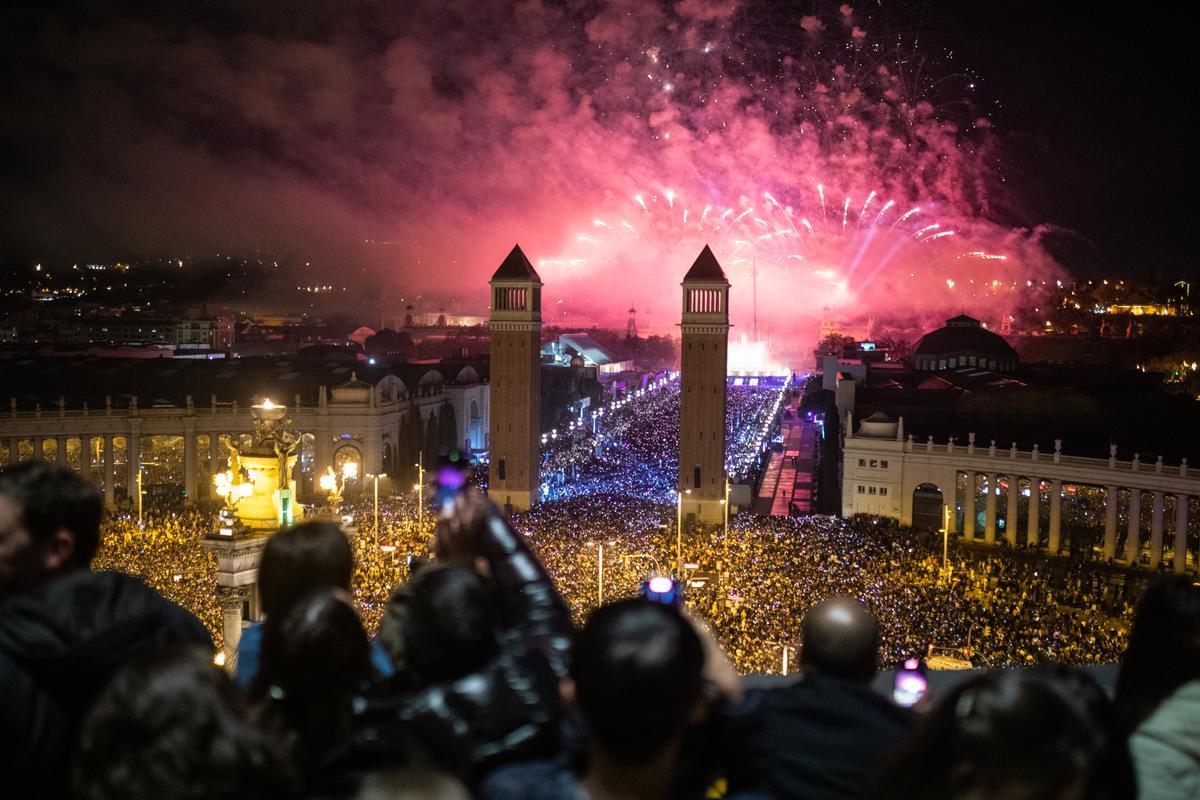Fête pour célébrer la transition de 2022 à 2023 à côté de la Fontaine Magique de Montjuïc à Barcelone