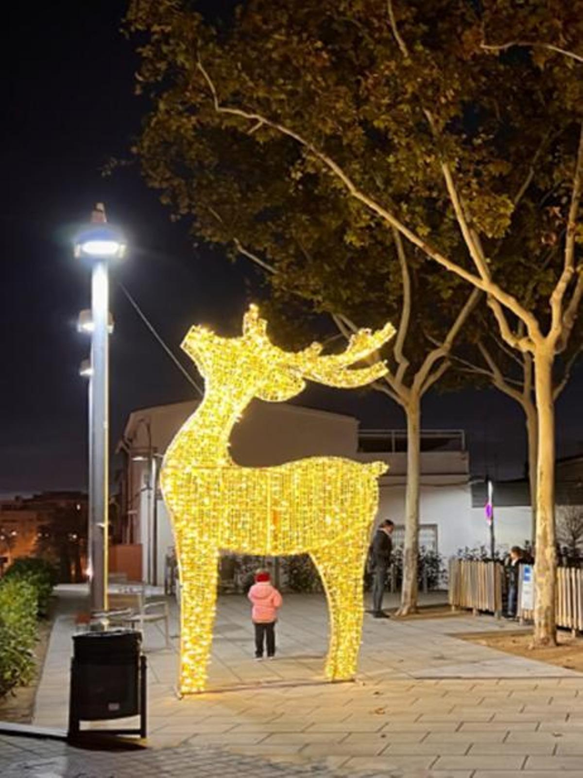 Barcelone présente de grandes figures lumineuses ce Noël, comme un renne ou des ailes