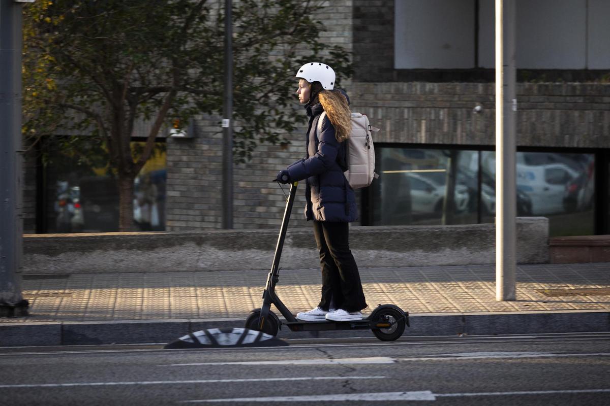 Une fille en scooter autour du périphérique Général Mitre, à Barcelone.