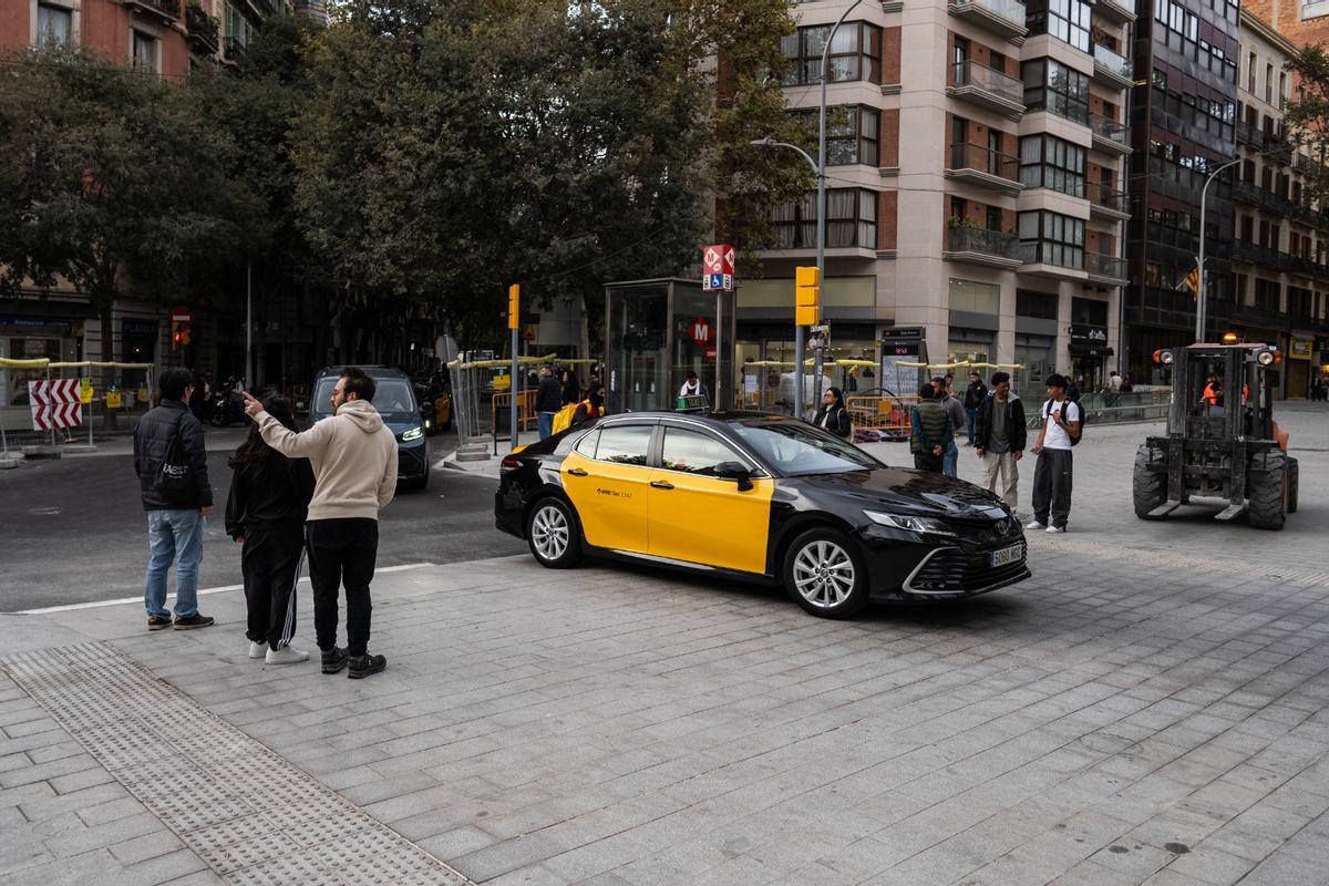 Un groupe de piétons cède le passage aux voitures sans que ce soit nécessaire à l'intersection des deux tronçons de Ronda Sant Antoni.