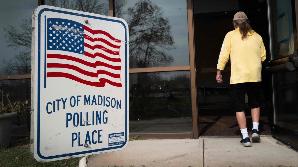 Una persona entra a depositar su voto en un colegio electoral en Wisconsin, Estados Unidos.