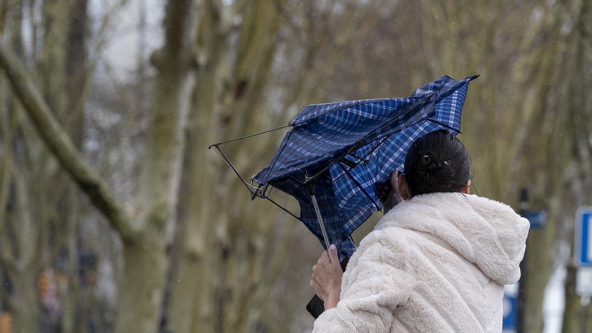 Un paraguas roto por el viento
