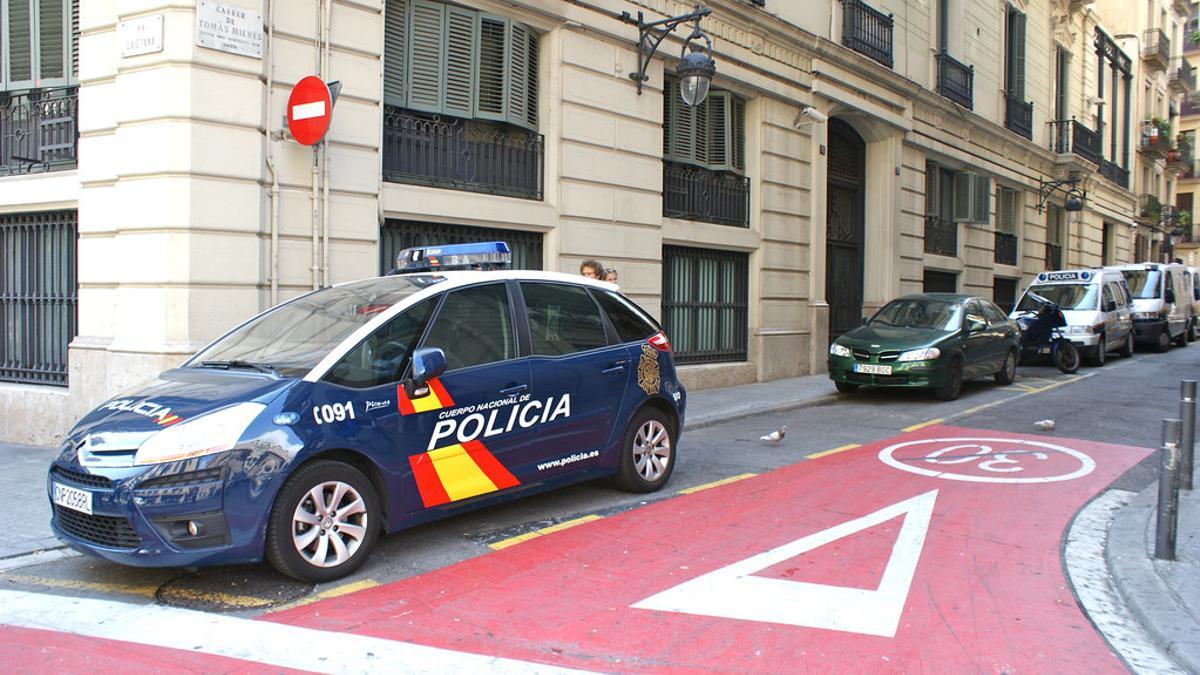 Coche de la Policía Nacional a lado de un piso de Barcelona