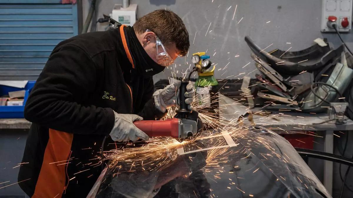 Trabajador en un taller mecánico.