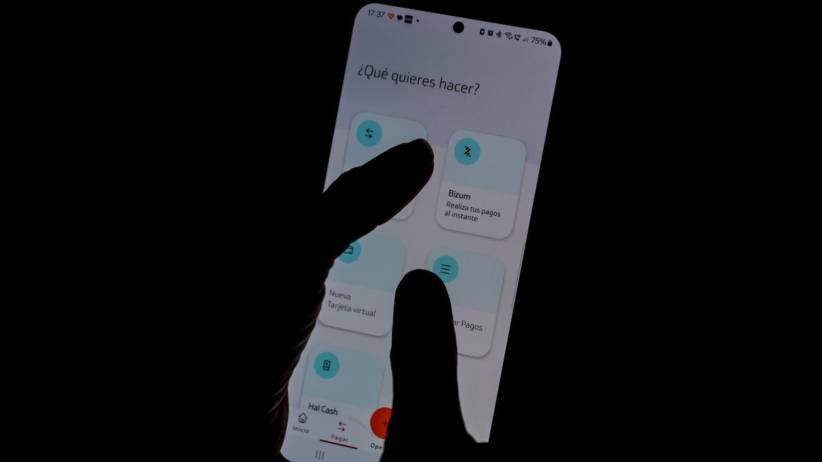 Una persona hace un bizum desde el móvil