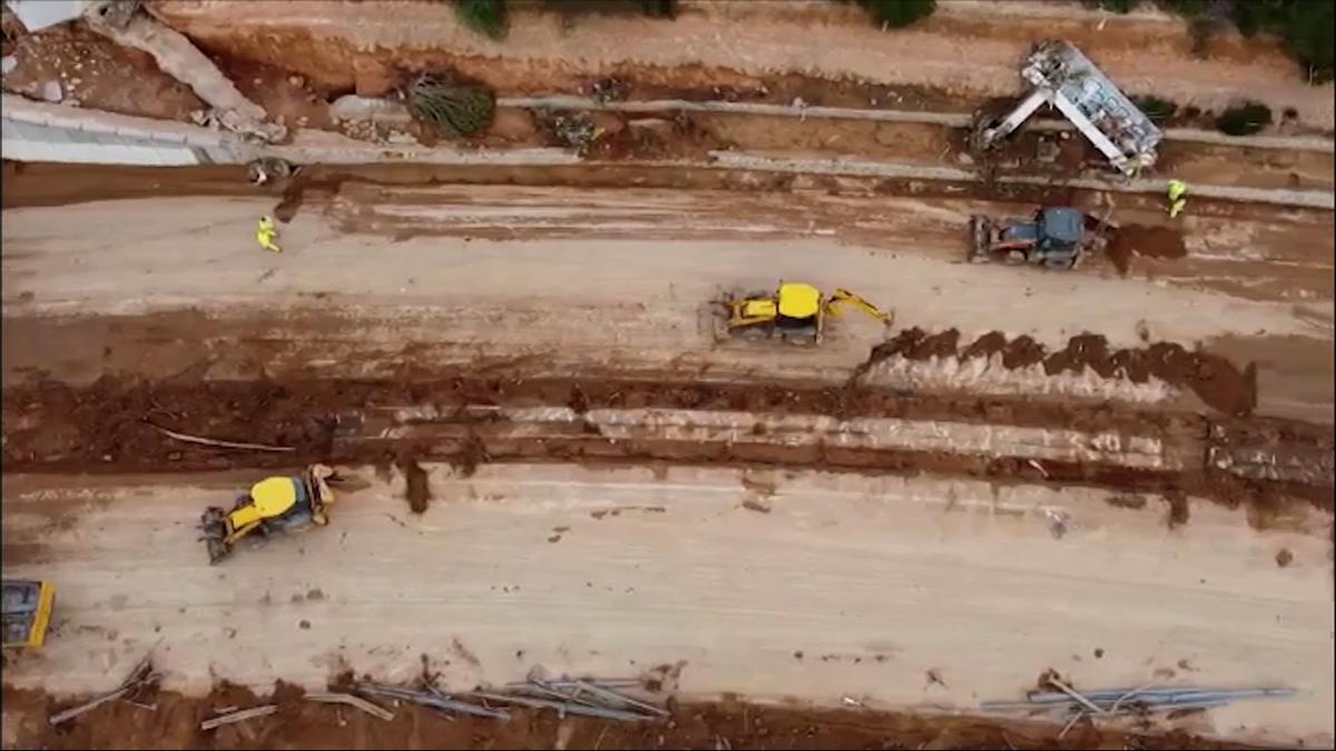 Imágenes aéreas de las labores de limpieza y recuperación de las carreteras en Valencia