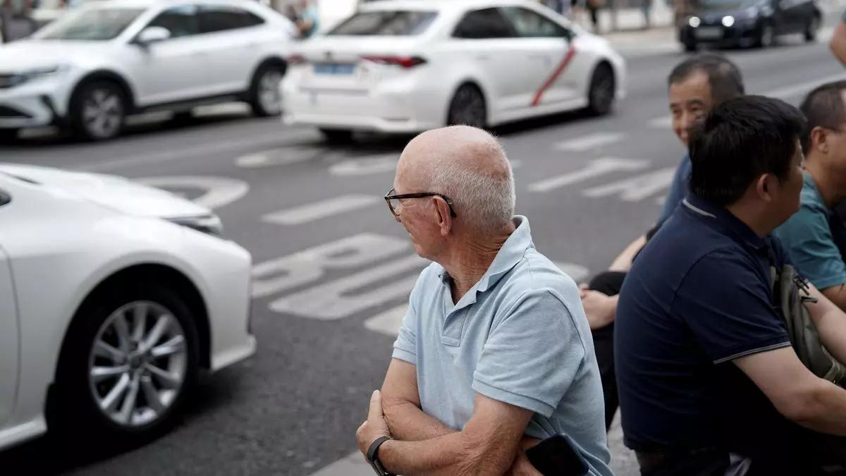 Personas mayores paseando por el centro de la ciudad