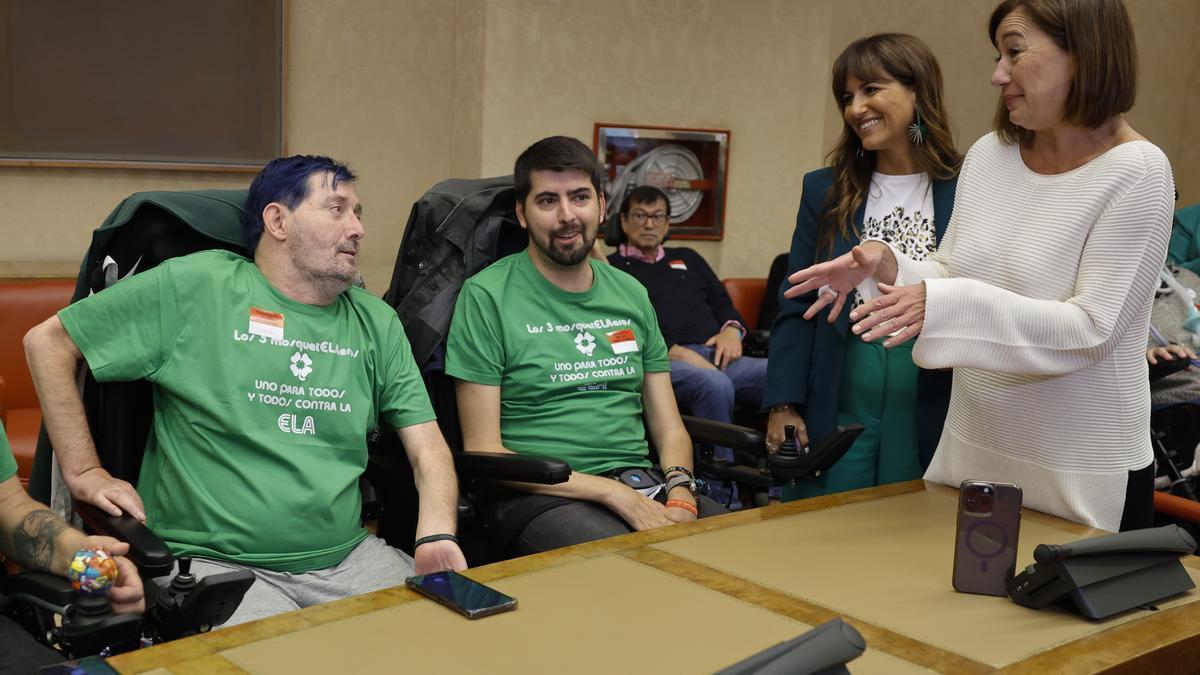 Enfermos de ELA junto a la presidenta del Congreso, Francina Armengol.