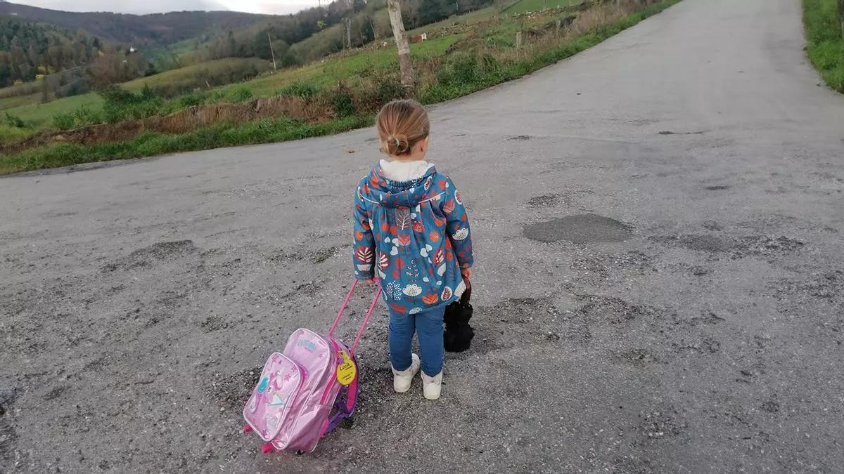 Lucía Rodríguez espera al autobús en el cruce.