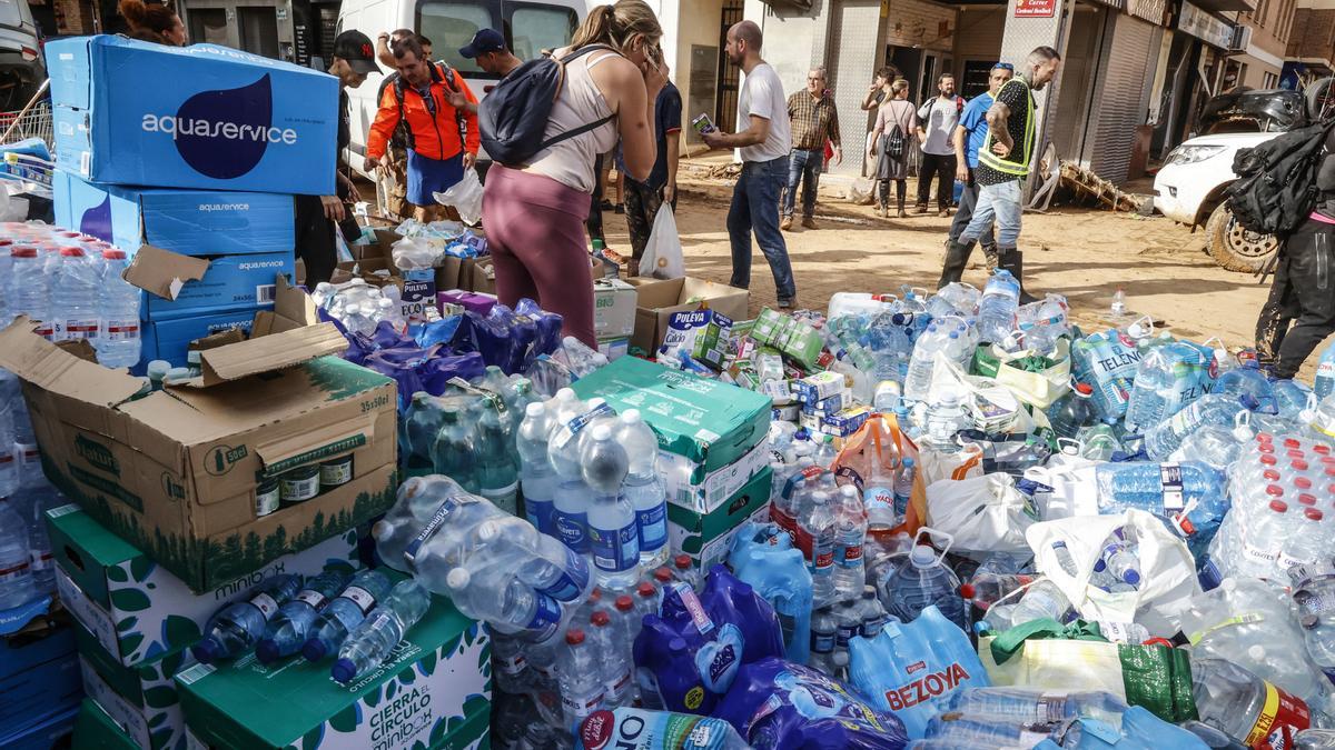 Varias personas organizan los donativos que varias personas han hecho para los afectados por la DANA, a 1 de noviembre de 2024, en Paiporta, Valencia, Comunidad Valenciana (España).