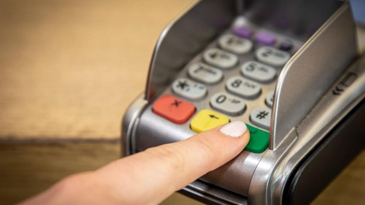 Una persona manipula un datáfono.