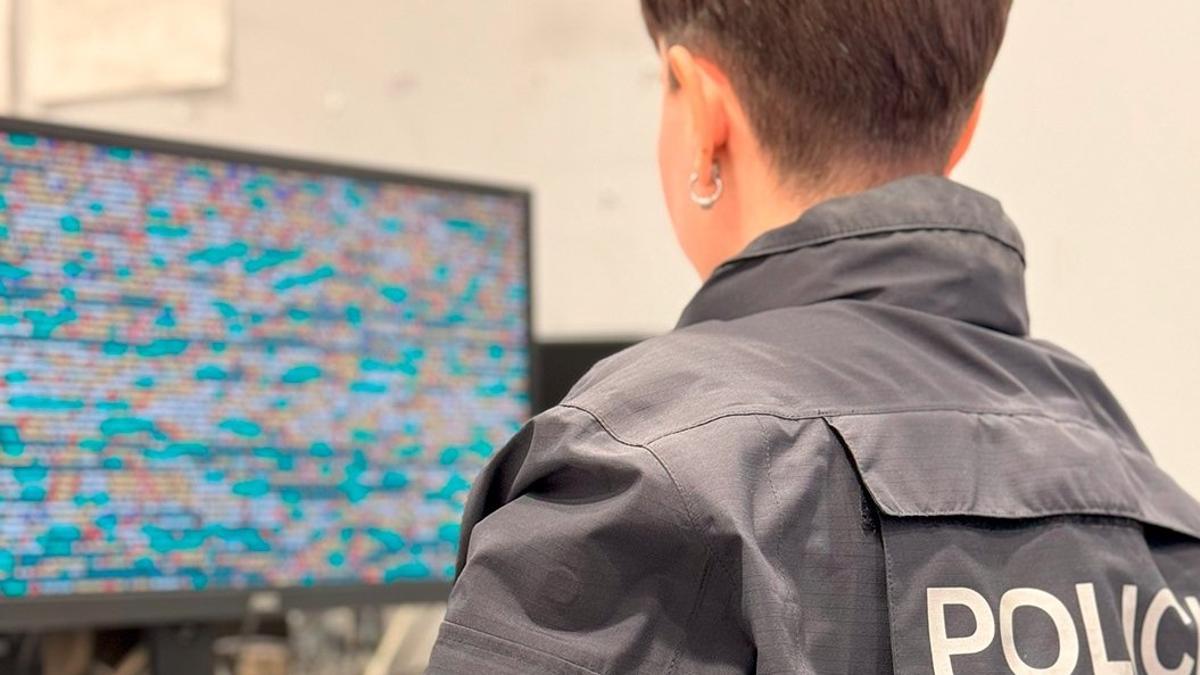 Imagen de una agente de Mossos persiguiendo ciberdelitos