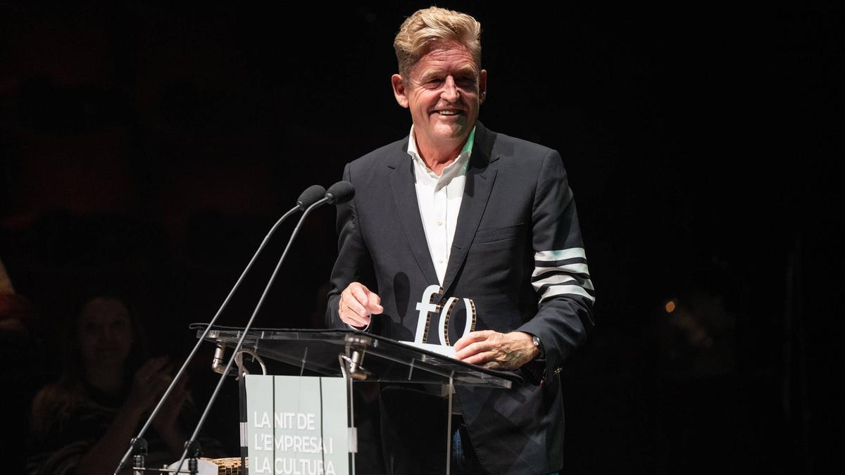 Wayne Griffiths, CEO de Seat y Cupra con el premio Empresa Cultura de la Fundació Catalunya Cultura