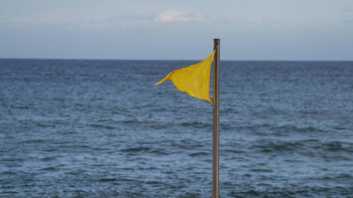 Bandera amarilla por oleaje
