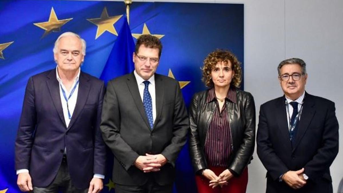 La portavoz del PP en el Parlamento Europeo y vicepresidenta del Grupo PPE, Dolors Montserrat, el vicepresidente del Parlamento Europeo y vicesecretario general del PP, Esteban González Pons y el eurodiputado Juan Ignacio Zoido