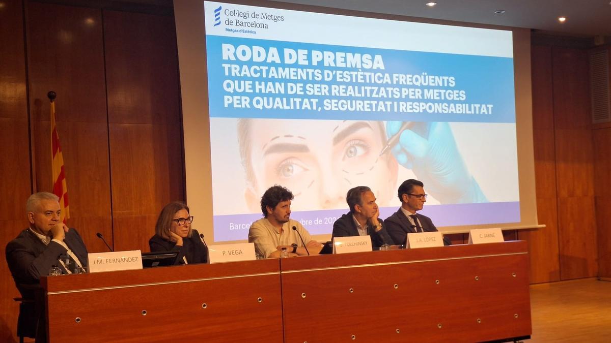 Presentación del decálogo de tratamientos estéticos frecuentes que deben realizar médicos en la sede del Col·legi de Metges de Barcelona (CoMB). El 15% de visitas a medicina estética son por secuelas de tratamientos no realizados por médicos