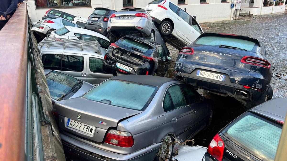 Coches arrastrados por el aguacero en la riera de Cadaqués